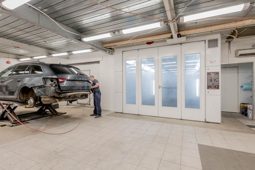 Mechanik pracujący przy samochodzie w warsztacie